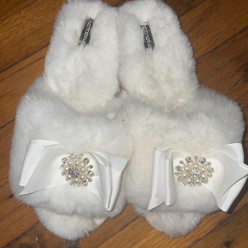 Size 6.5-7.5 pretty you London slippers